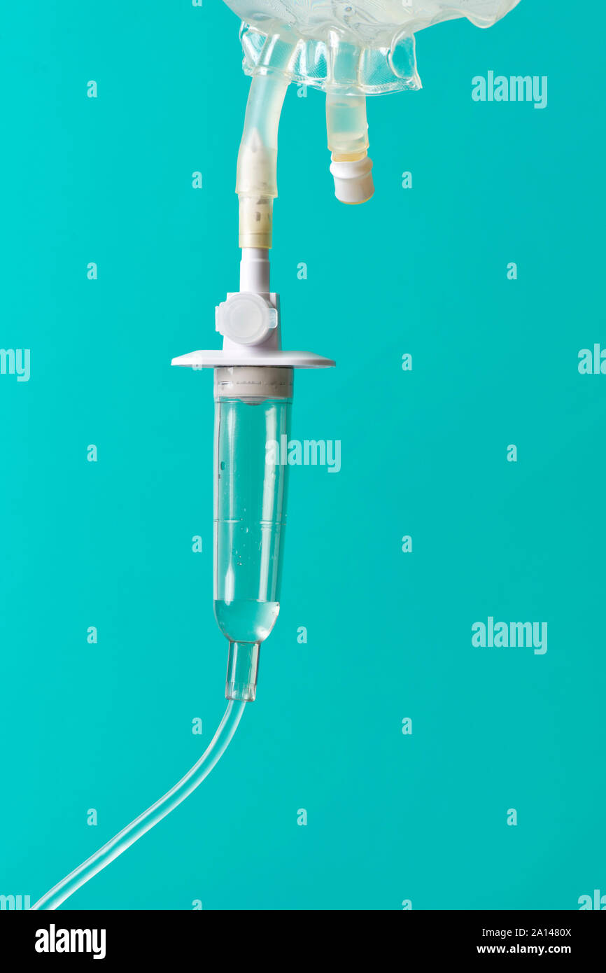 Sacca IV e camera di gocciolamento su sfondo aqua. Foto Stock