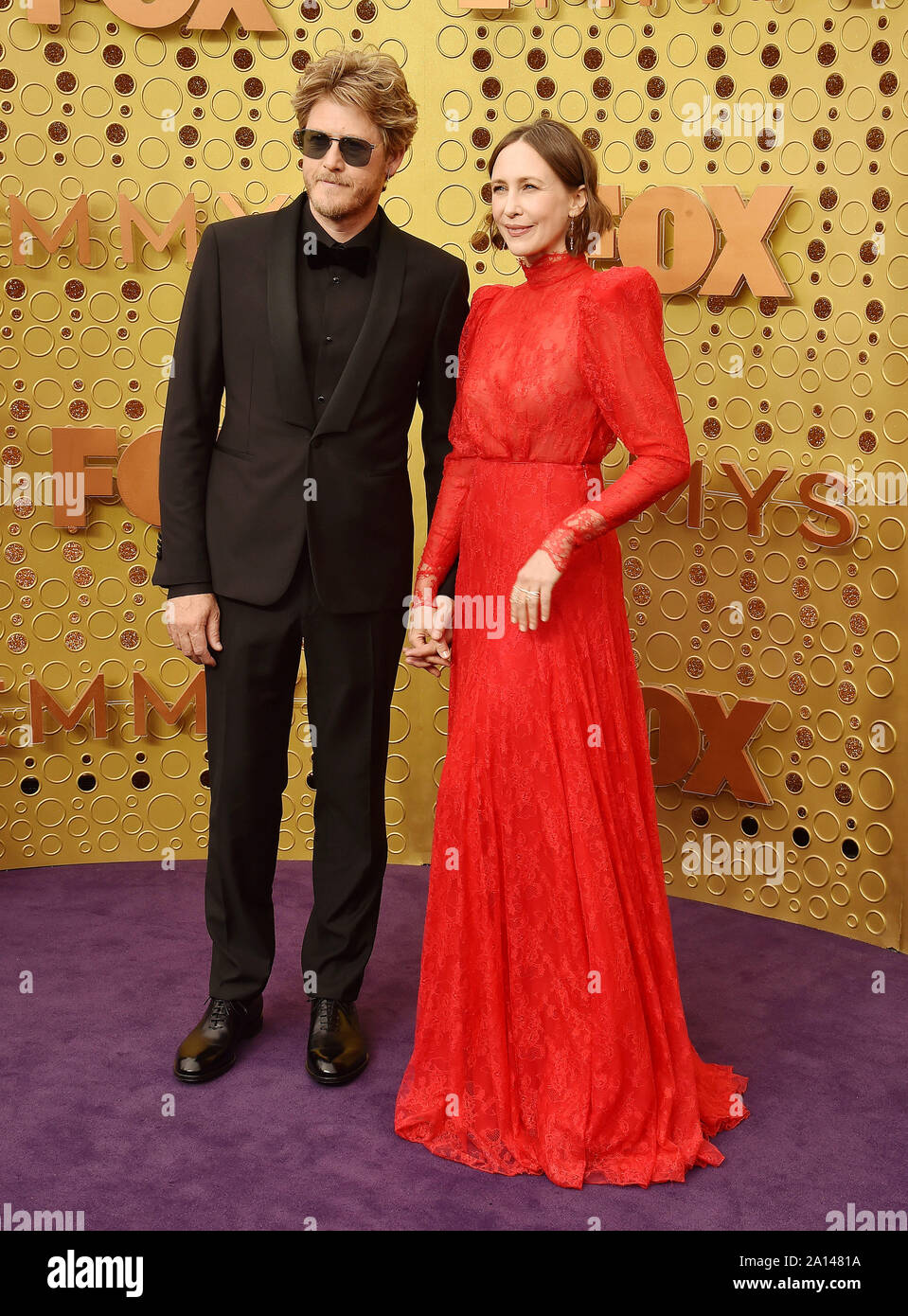LOS ANGELES, CA - 22 settembre: Renn Hawkey e Vera Farmiga frequentare la settantunesima Emmy Awards al teatro di Microsoft il 22 settembre 2019 a Los Angeles, California. Foto Stock