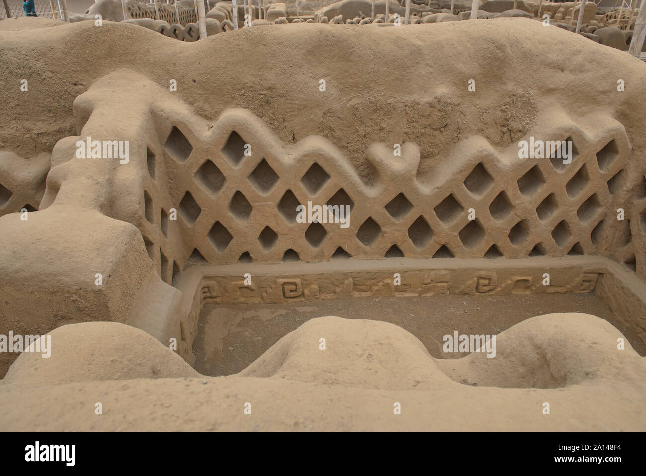 Adobe design presso le antiche rovine di Chan Chan, Trujillo, Perú Foto Stock