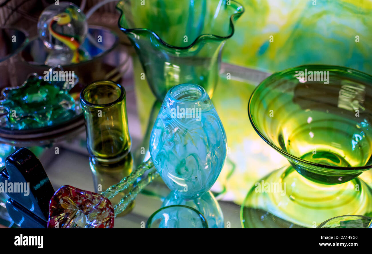 Una varietà di bella arte del vetro è visualizzato in un negozio di vetro negli Stati Uniti Foto Stock