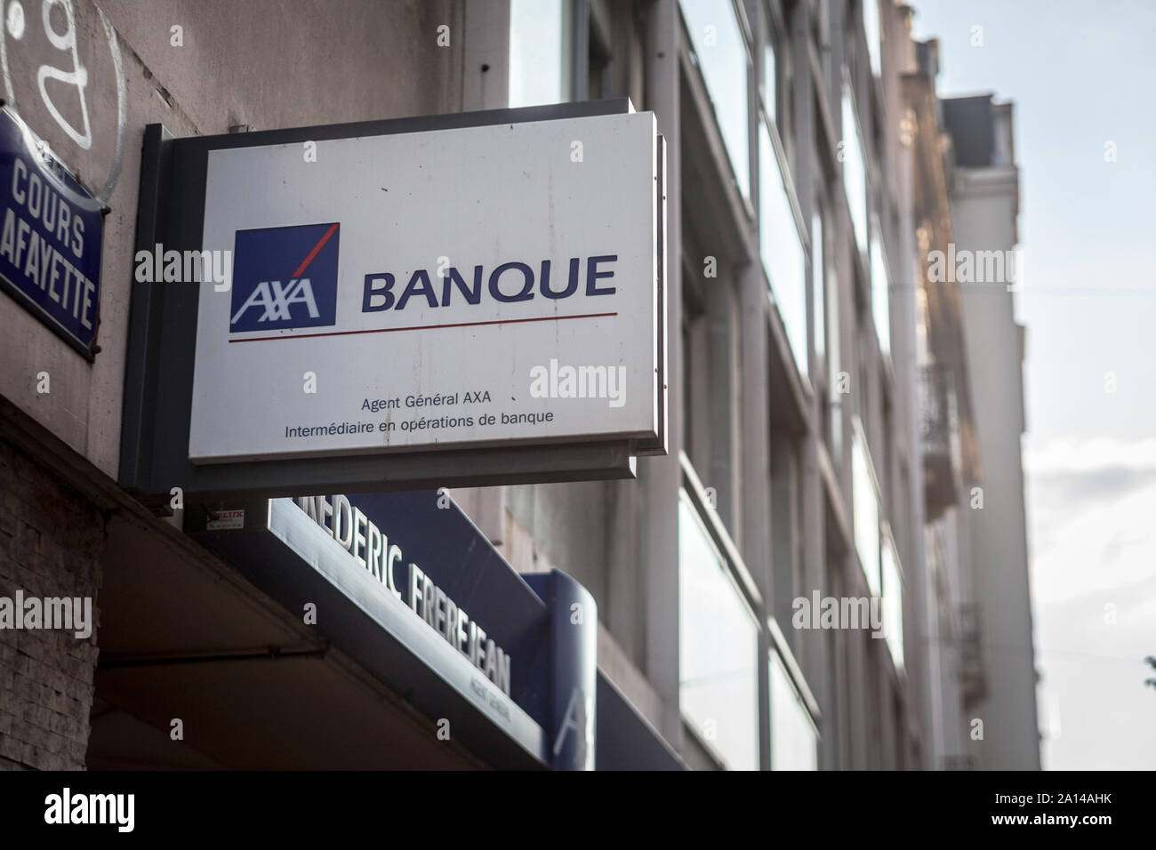 Lione, Francia - 14 luglio 2019: Axa Banque logo sul loro agente locale a Lione. Axa è un Francese e assicurazione del gruppo bancario, uno dei più grandi assicuratori o Foto Stock