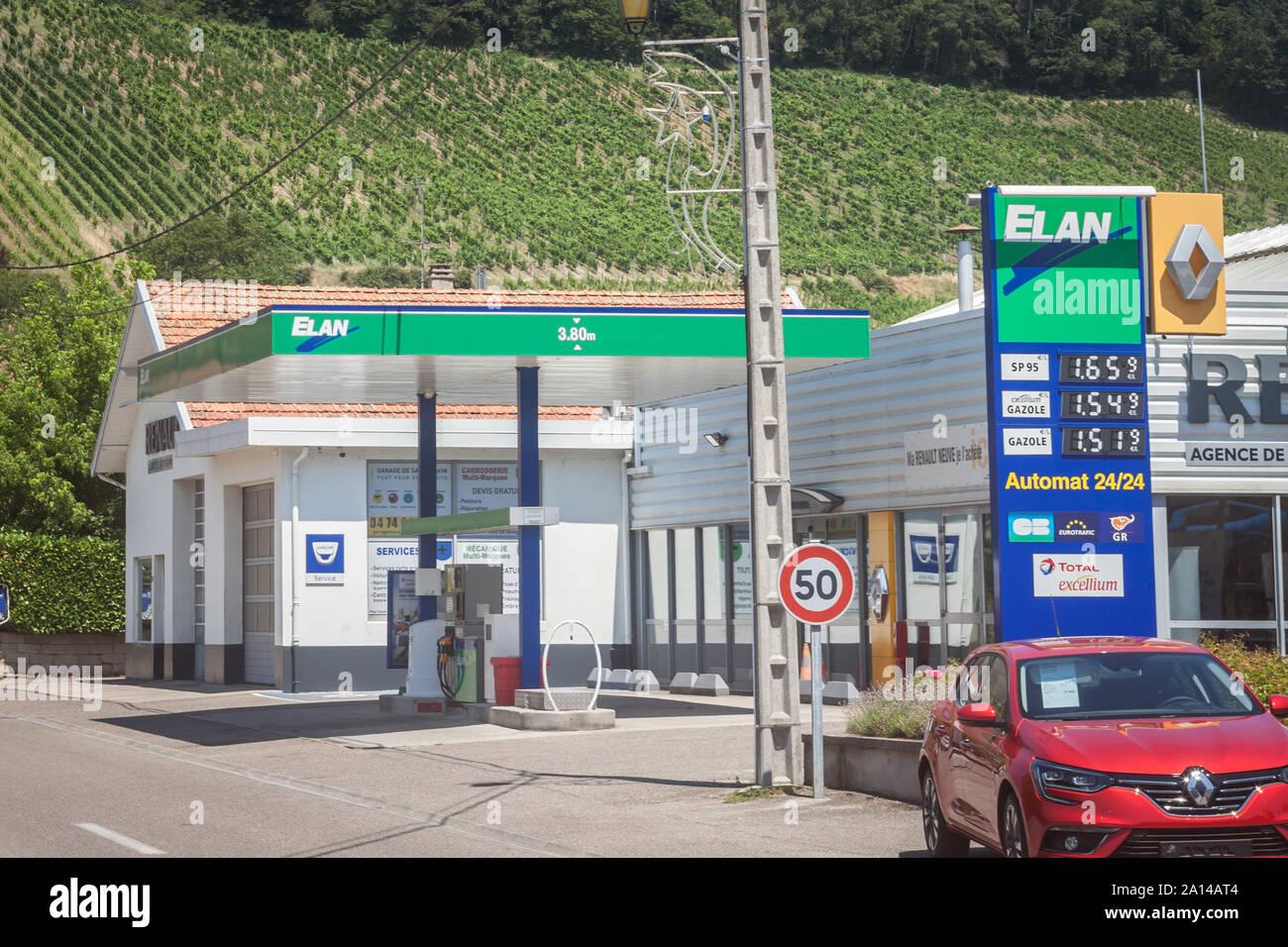BOURGOIN JALLIEU, Francia - 16 luglio 2019: Elan Logo nella parte anteriore di una delle loro stazioni di gas in Bourgoin. Elan è una stazione di benzina marche in Franco rurale Foto Stock