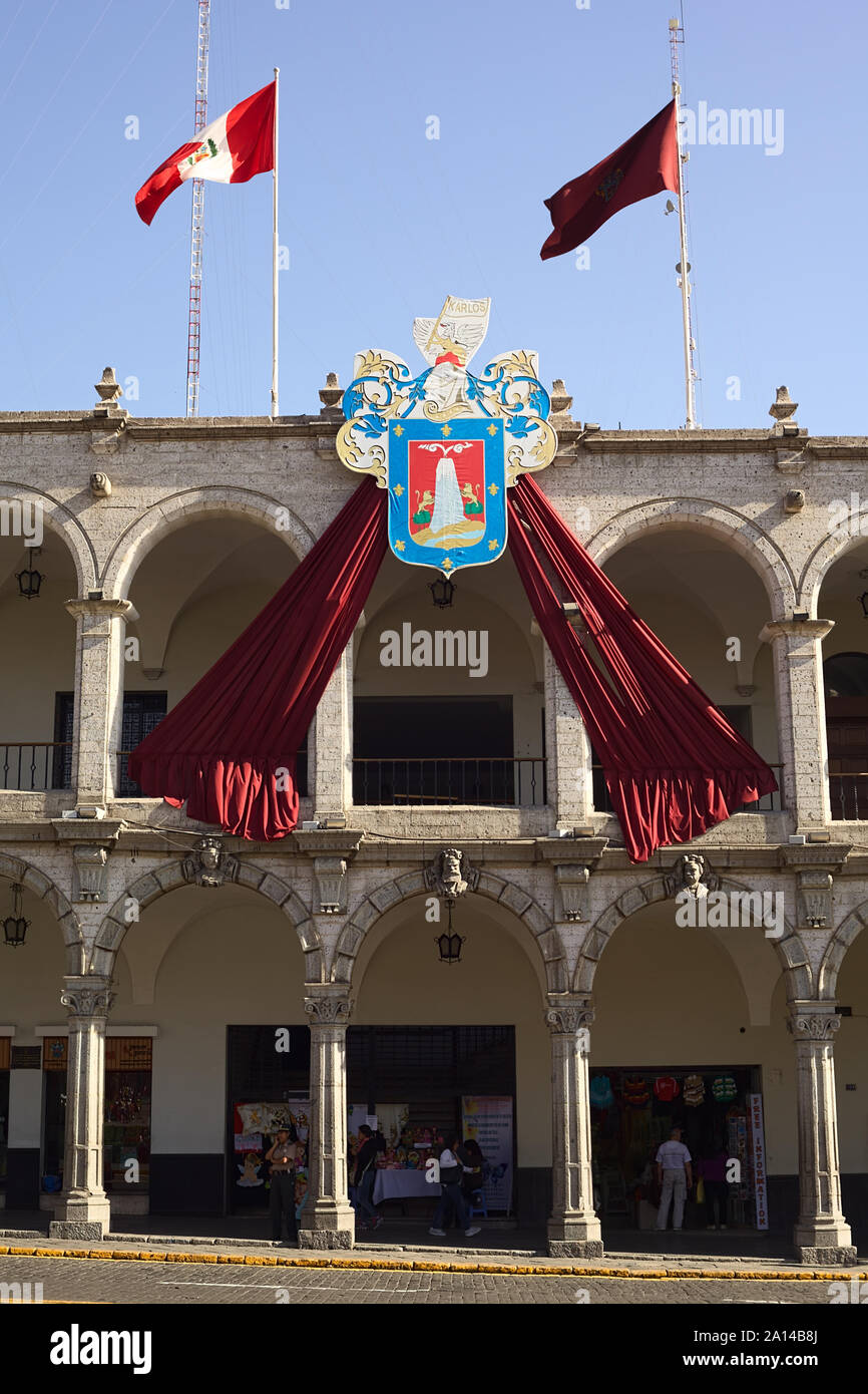 AREQUIPA, Perù - Agosto 22, 2014: Il municipio sulla Plaza de Armas piazza principale con lo stemma e bandiera rossa di Arequipa e il banner peruviana Foto Stock