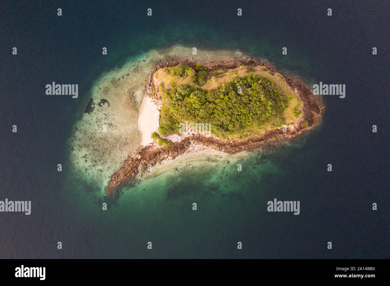 Vista panoramica di un'isola idilliaca e barriera corallina nel Parco Nazionale di Komodo, Indonesia. Foto Stock