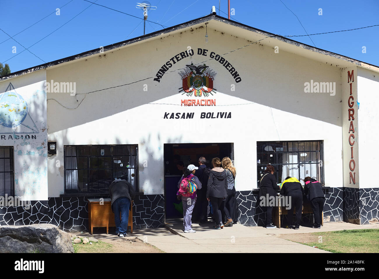 KASANI, BOLIVIA - Ottobre 10, 2014: persone non identificate in piedi in linea di fronte la migrazione di office sul lato Boliviano di confine in Kasani Foto Stock