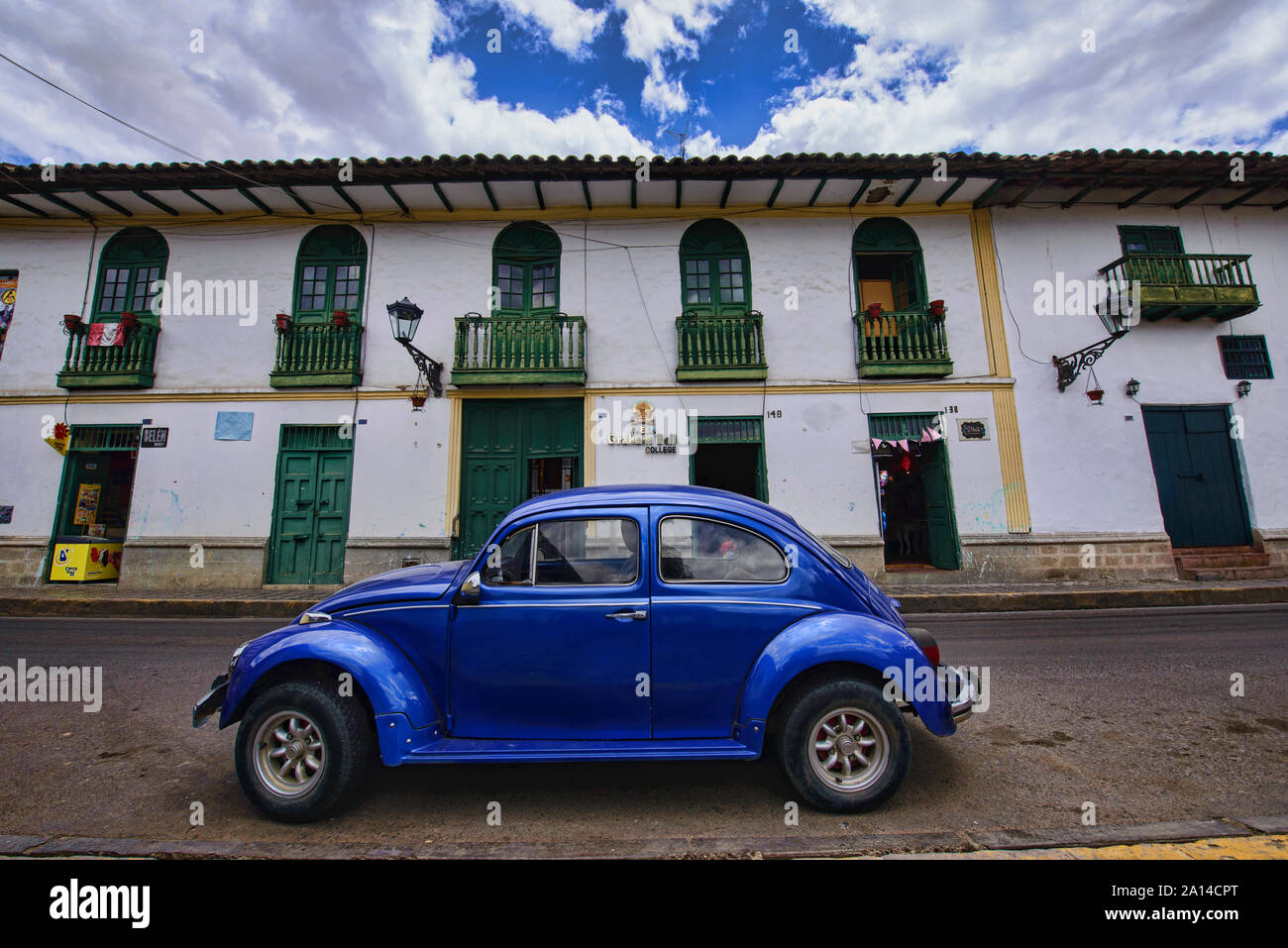 VW bug di colonial Cajamarca, Perù Foto Stock