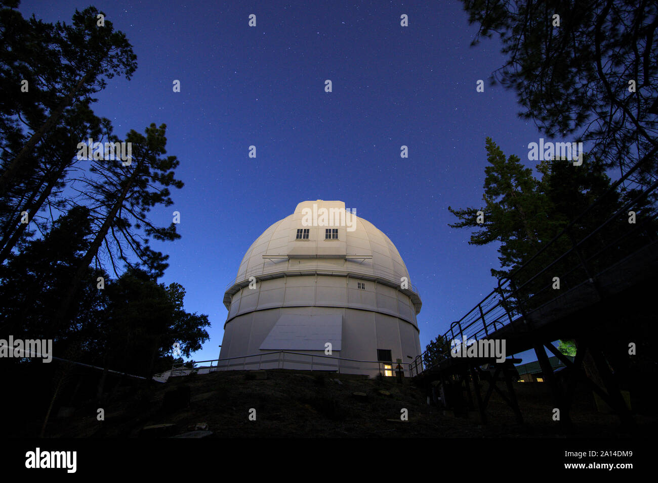 Stelle brillano al di sopra di Hooker telescopio a Mount Wilson Observatory, California, Stati Uniti d'America. Foto Stock