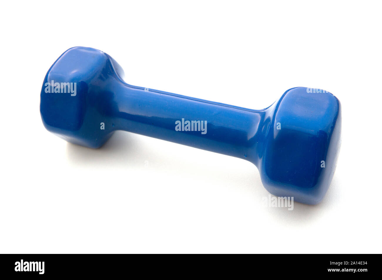 Blue Dumbbell isolati su sfondo bianco. 2kg di pesi, colore blu dumbell. Foto Stock