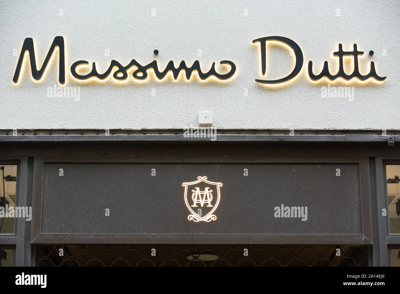 Massimo Dutti logo visto a Göteborg Foto stock - Alamy