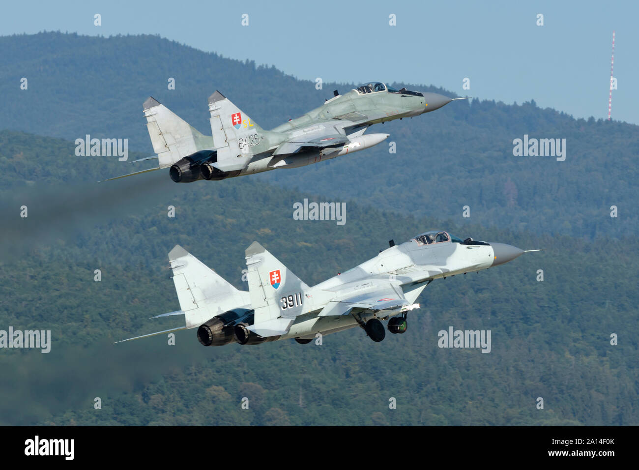 Una coppia di Slovak Air Force MiG-29di scomposizione per la reazione rapida alert missione. Foto Stock