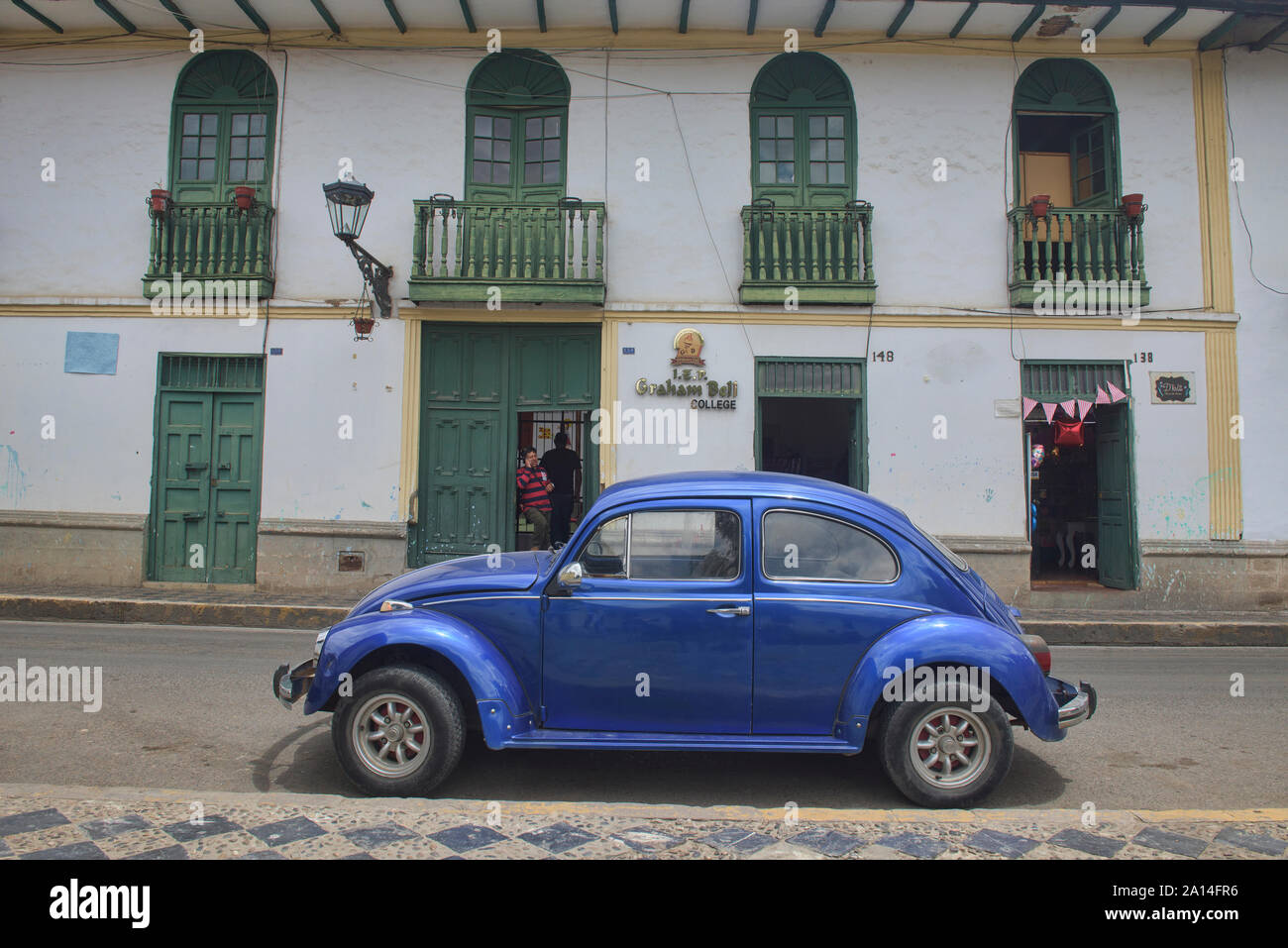 VW bug di colonial Cajamarca, Perù Foto Stock