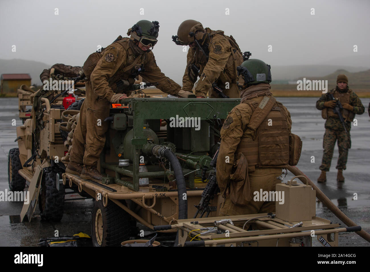 Stati Uniti Marines con Marine Wing Support Squadron 371 Controllare la tattica di terra-aria sistema di rifornimento (TAGRS) in corrispondenza di una attivazione di avanzamento e punto di rifornimento (FARP) durante l'Artico capacità Expeditionary Esercizio (AECE) in Adak, Alaska a sett. 18, 2019. Circa 3.000 U.S. Navy e Marine Corps personale partecipano AECE 2019, una formazione congiunta esercizio che prove expeditionary capacità logistiche nella regione artica e prepara le forze congiunte di rispondere alle crisi in tutta l'Indo-Pacifico. (U.S. Marine Corps photo by Lance Cpl. Tia D. Carr) Foto Stock
