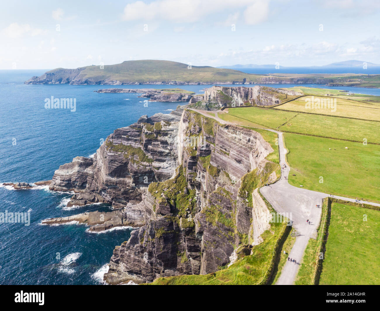 Una veduta aerea di spettacolari scogliere di Kerry su Skellig costa della contea di Kerry in Irlanda. Foto Stock