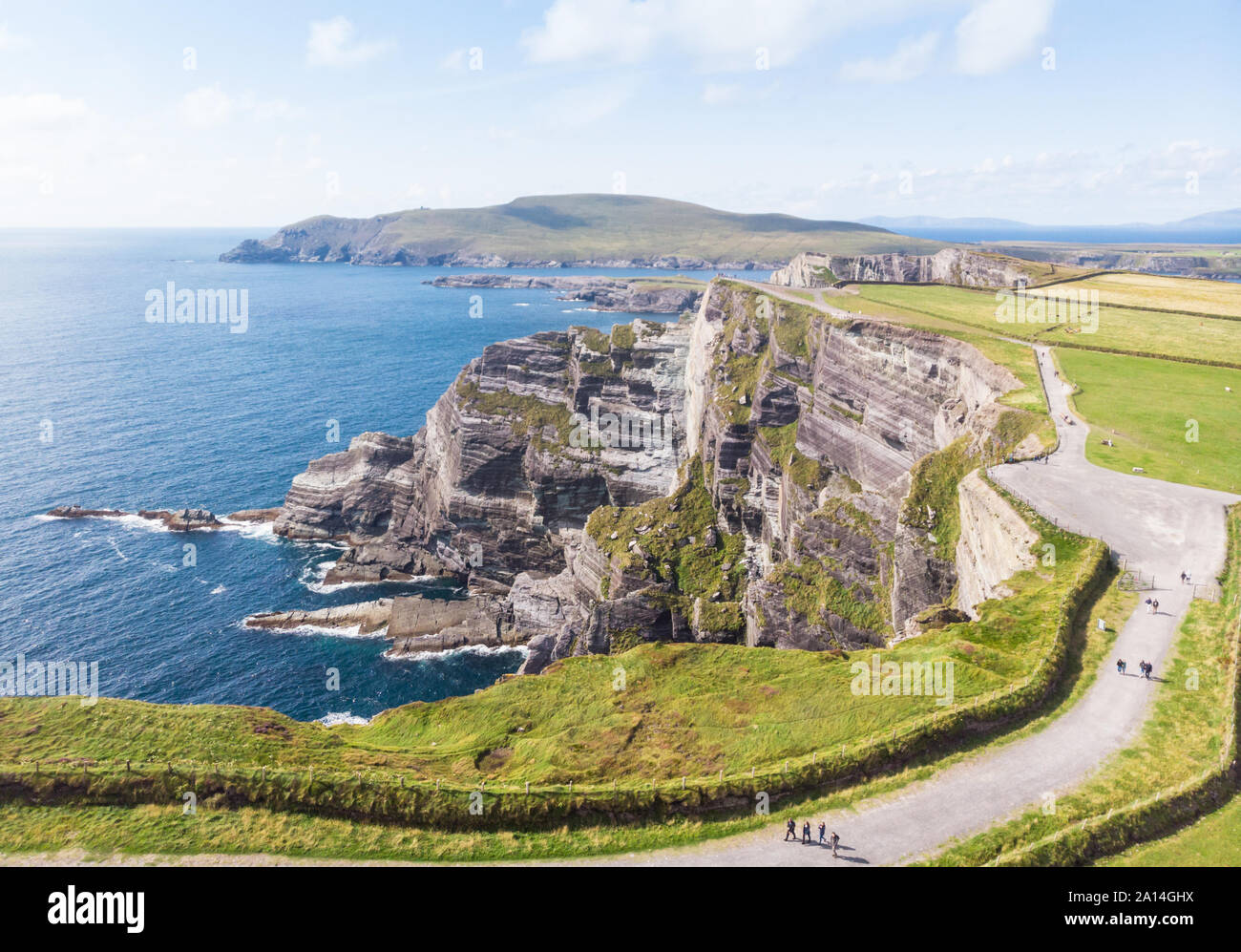 Una veduta aerea di spettacolari scogliere di Kerry su Skellig costa della contea di Kerry in Irlanda. Foto Stock