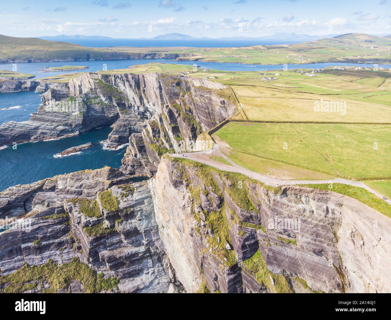 Una veduta aerea di spettacolari scogliere di Kerry su Skellig costa della contea di Kerry in Irlanda. Foto Stock