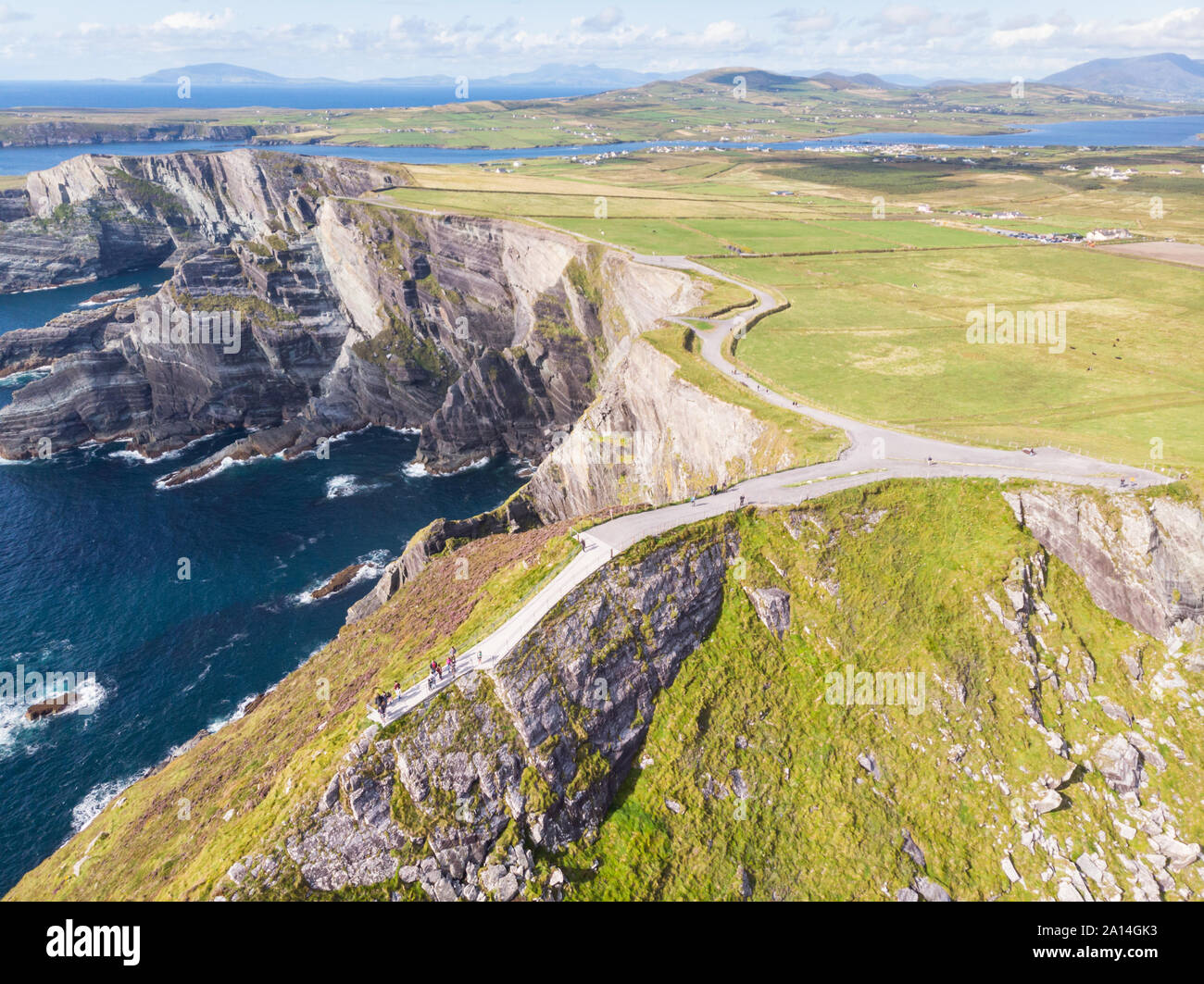 Una veduta aerea di spettacolari scogliere di Kerry su Skellig costa della contea di Kerry in Irlanda. Foto Stock
