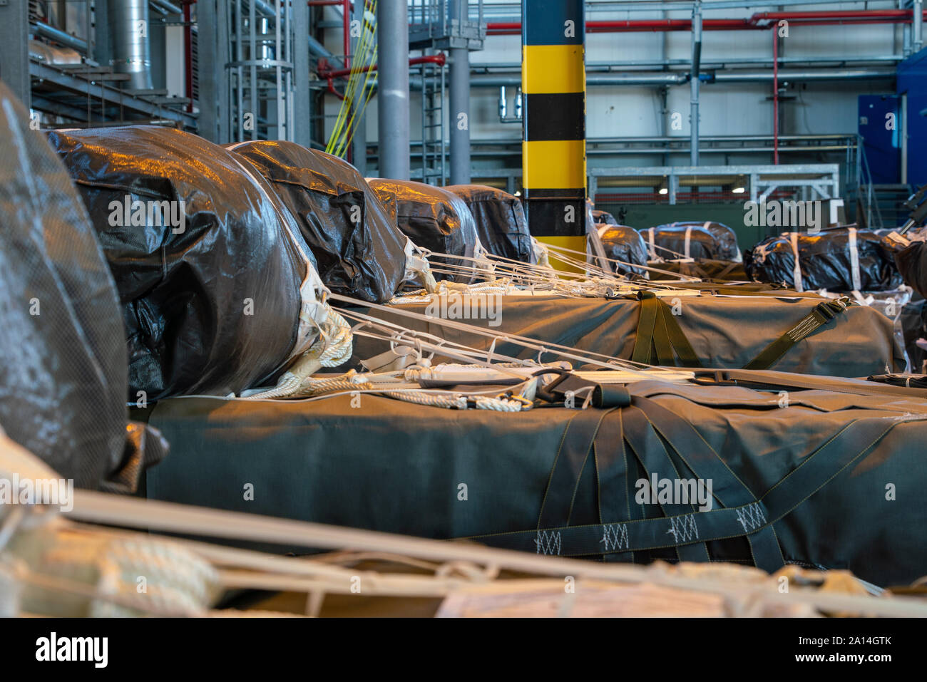 Airdrop piattaforme sono schierate in un hangar per la preparazione delle missioni durante la giunzione di Saber 19 a Ramstein Air Base, Germania, Sett. 18, 2019. SJ19 è un esercizio di quasi 5.400 partecipanti da 16 alleato e nazioni partner presso l'U.S. Dell'esercito e di Grafenwoehr Hohenfels le aree di formazione, Sett. 3 al 30 Sett. 2019. SJ19 è progettato per valutare la predisposizione dell'U.S. Dell'esercito fanteria 173rd Airborne brigata per eseguire le operazioni di terra in un giunto, combinata ambiente e di promuovere l'interoperabilità con la partecipazione di alleati e partner delle nazioni. (U.S. Air National Guard foto di Tech. Sgt. Patric Foto Stock