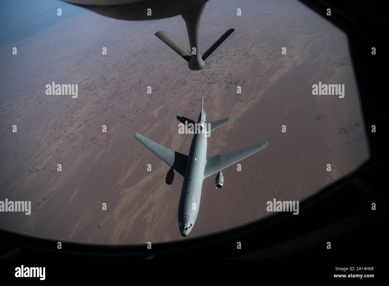 Un U.S. KC-10 si diparte prolunga antenna dopo il rifornimento di carburante con un ventottesimo Expeditionary Air Refuelling Squadron KC-135 Stratotanker durante un combattimento aereo missione di rifornimento su una località segreta nel sud-ovest Asia, Sett. 21, 2019. Sebbene il KC-l0's missione primaria è antenna rifornimento, si possono combinare i compiti di una nave cisterna e aeromobili cargo da rifornimento combattenti e trasportare contemporaneamente il fighter personale di supporto e apparecchiature su installazioni d'oltremare. Il KC-10 è anche in grado di trasportare la lettiera e pazienti in deambulazione del paziente utilizzando pallet di supporto durante le evacuazioni di medicina aeronautica. (U.S. Aria F Foto Stock