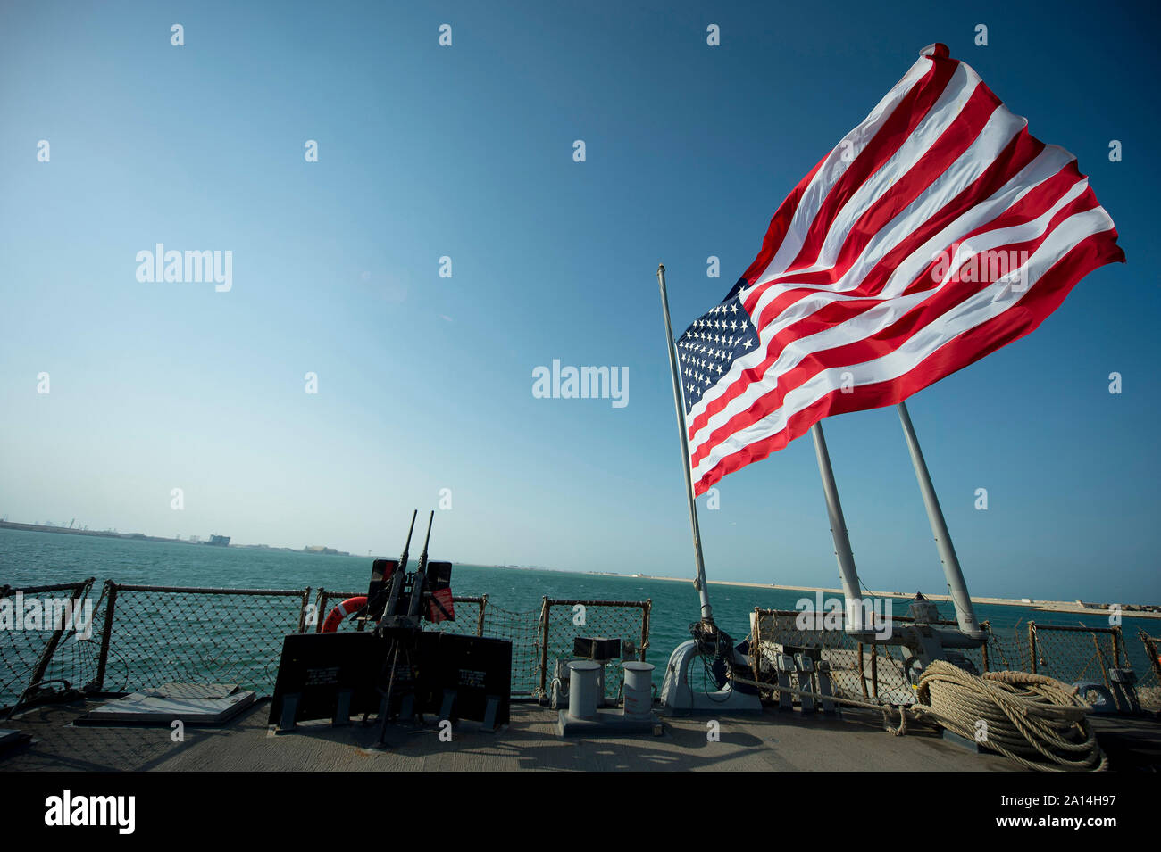 La bandiera americana vola a mezz' asta in onore di 9/11 a bordo della USS Arleigh Burke. Foto Stock