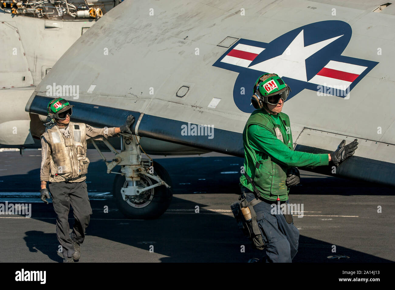 Aviation meccanica strutturale a piedi l'ala di un E-2C Hawkeye. Foto Stock