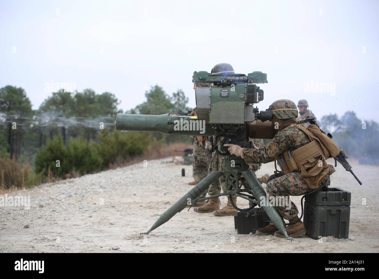 Anti-serbatoio missileman incendi un M41A4 Saber lanciamissili. Foto Stock