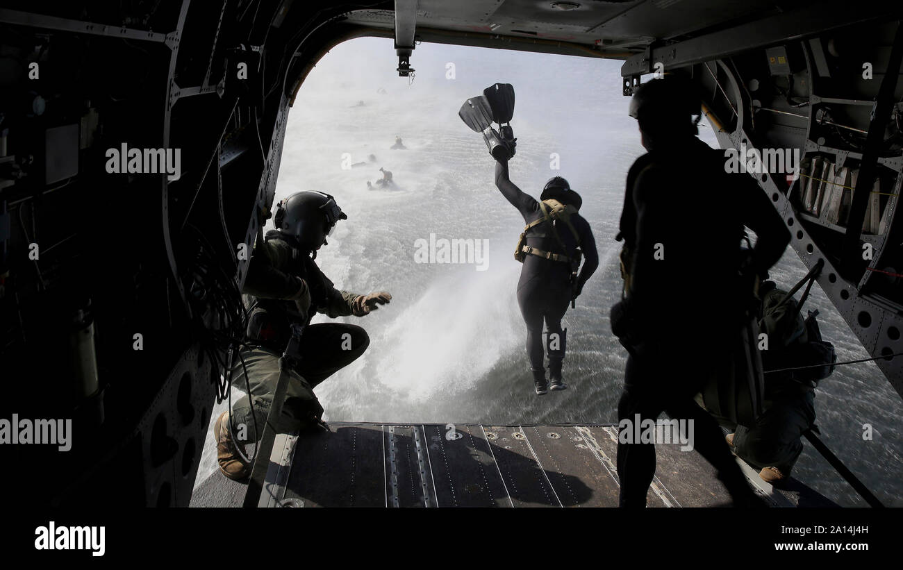 Un Marine salti dalla rampa della CH-47 elicottero Chinook. Foto Stock