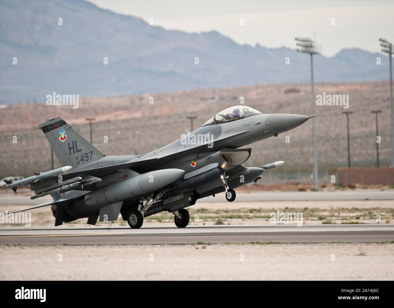 Un F-16 Fighting Falcon in atterraggio a Nellis Air Force Base in Nevada. Foto Stock