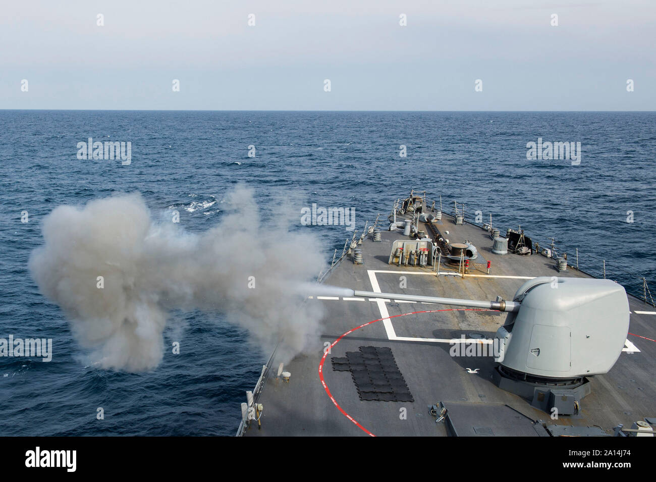 Il guidato-missile destroyer USS Laboon incendi il suo MK 45 5 pollici pistola leggera. Foto Stock