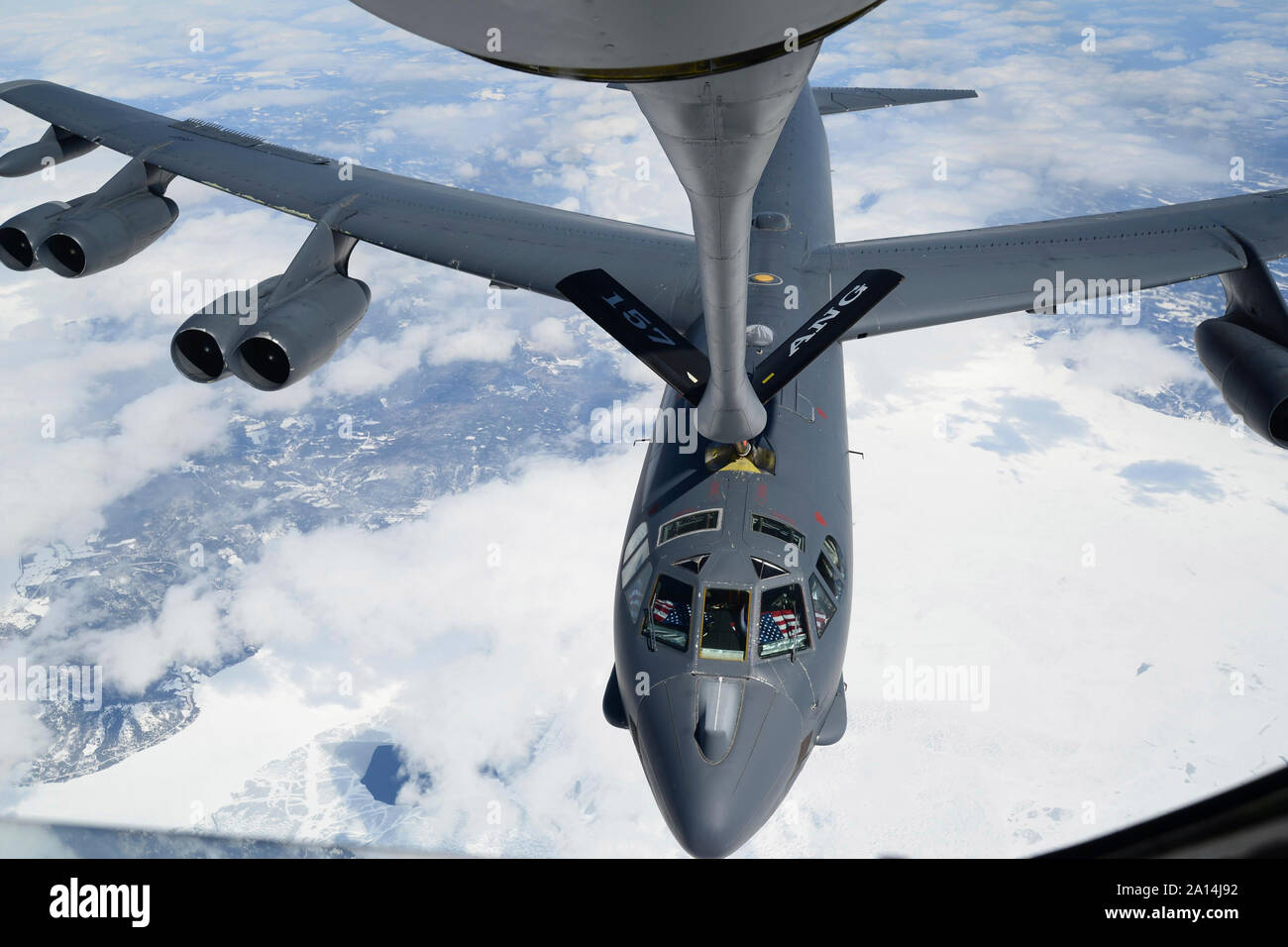 A B-52H Stratofortress riceve il carburante da una KC-135R Stratotanker. Foto Stock