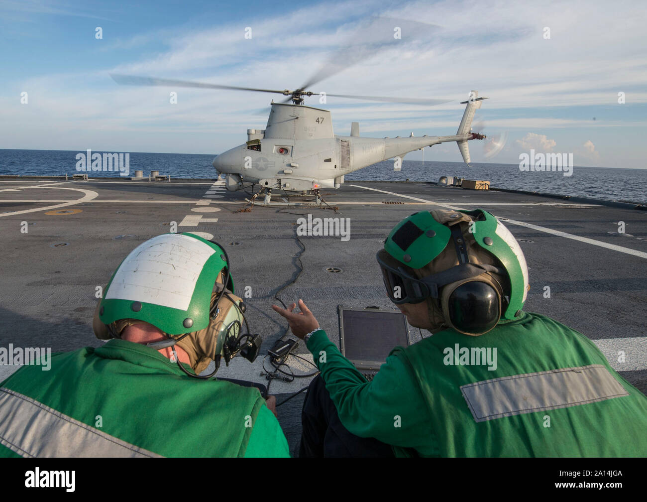 I marinai preparare per il lancio di un MQ-8B Fire Scout dei velivoli senza pilota sistema. Foto Stock