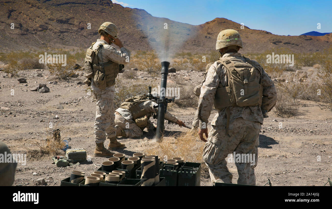 Marines sparare un mortaio. Foto Stock