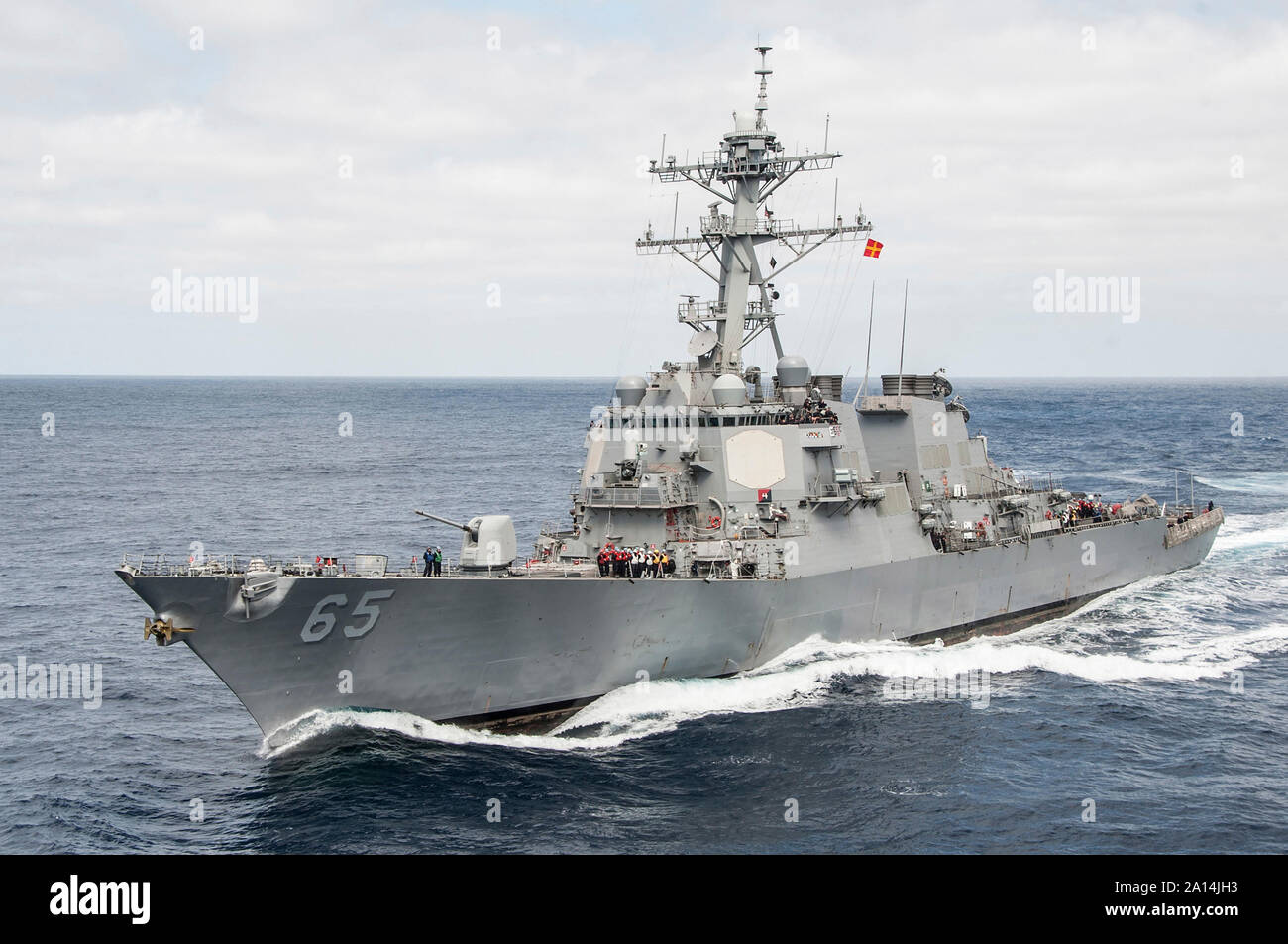 USS Benfold si affianca la portaerei USS Ronald Reagan. Foto Stock