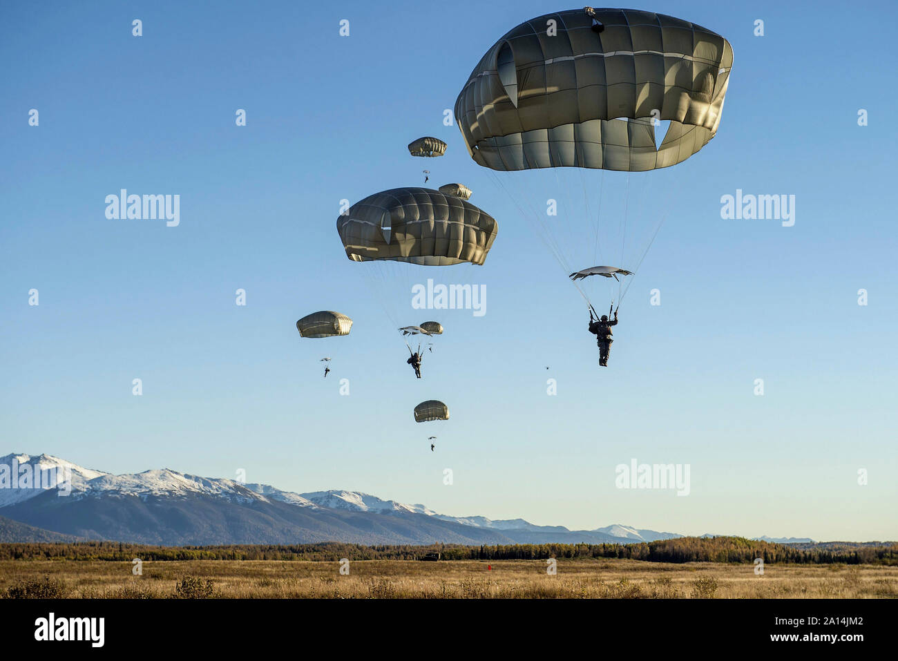 Stati Uniti I soldati dell esercito scendere attraverso il cielo su Alaska. Foto Stock