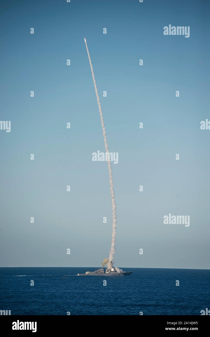 USS Stockdale spara un SM-2 missile. Foto Stock