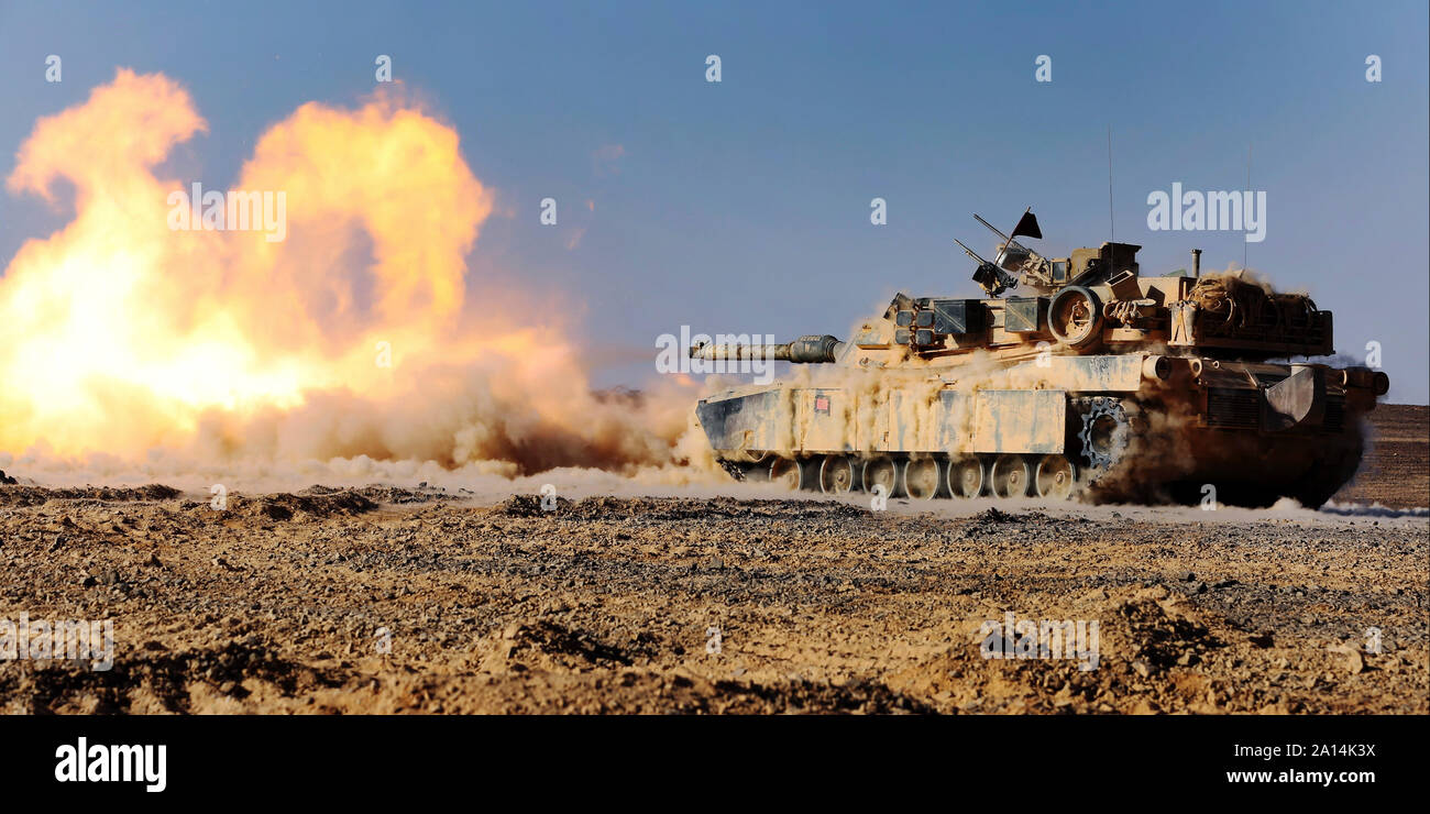 Un M1A1 Abrams battaglia principale serbatoio incendi il suo 120 mm smoothbore cannon. Foto Stock