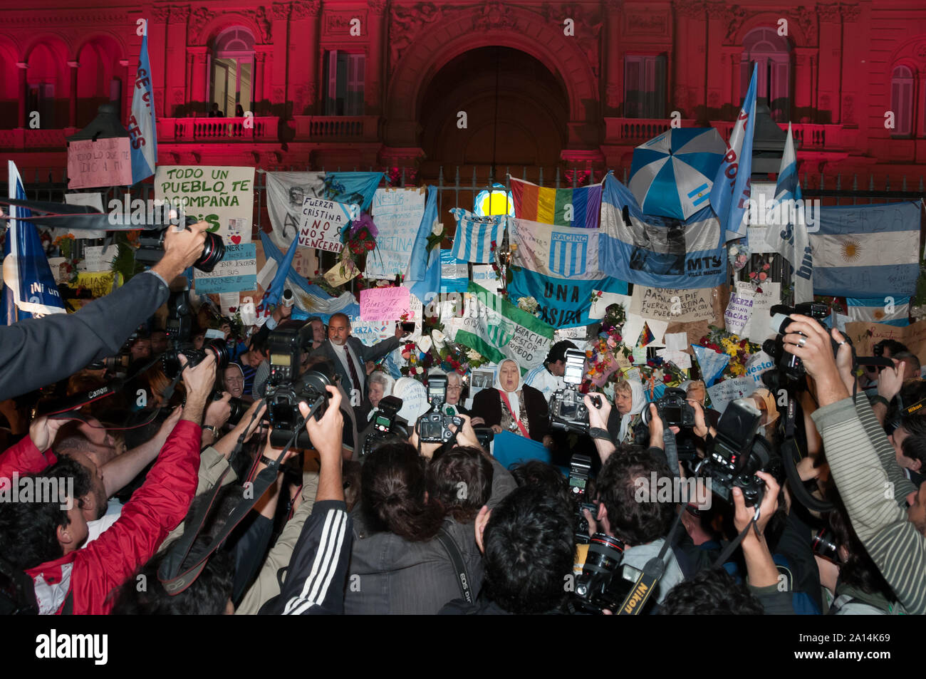 Buenos Aires, Argentina - 27 Ottobre 2010: Nestor Kirchner muore in Argentina, le madri di Plaza de Mayo con Hebe de Bonafini rendere omaggio alla ex Foto Stock