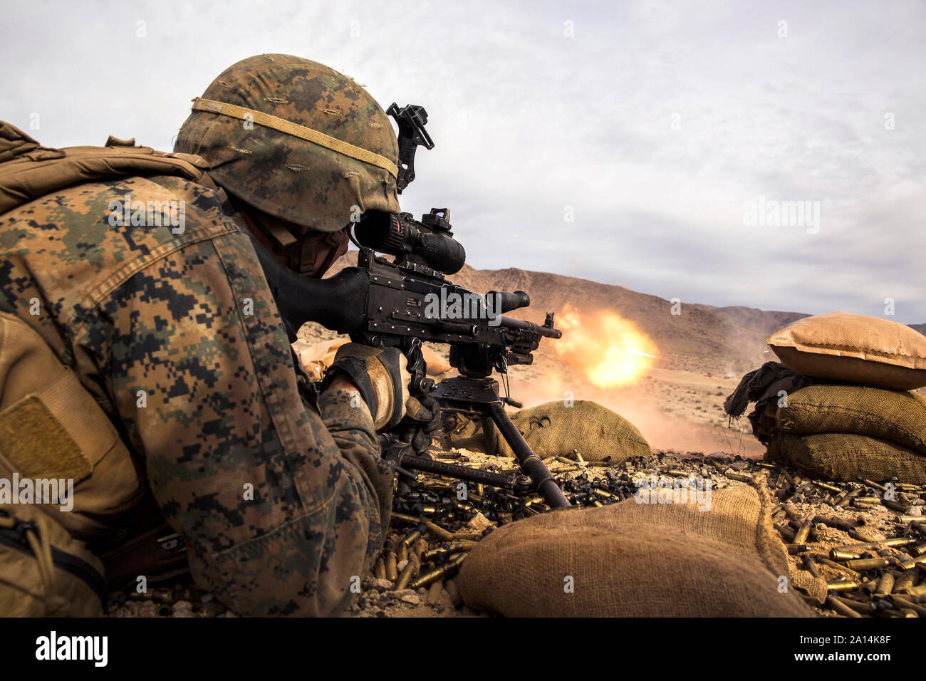 Stati Uniti Marine si impegna con bersagli durante un combinato di esercizio di armi. Foto Stock