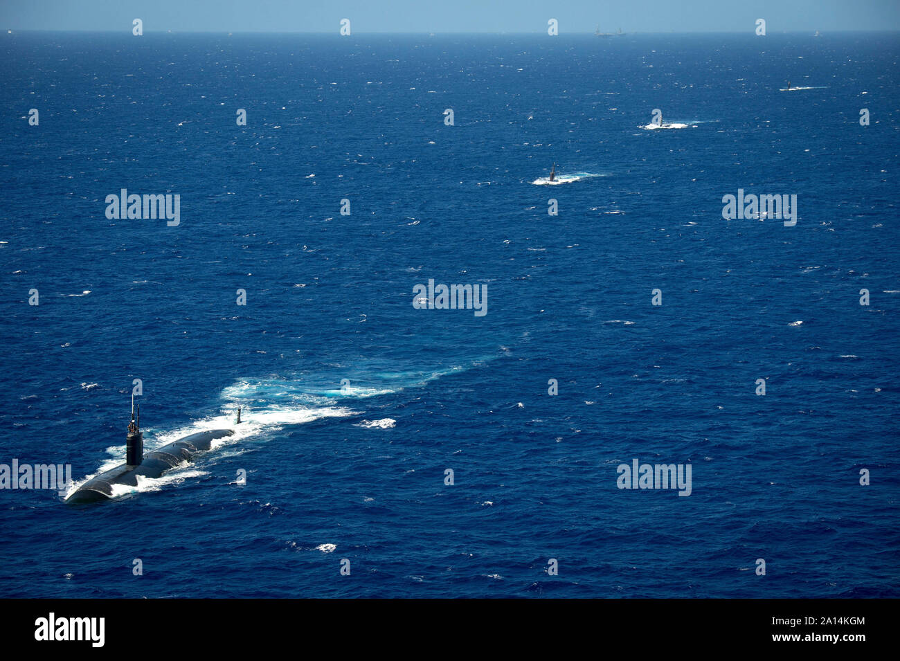 Los Angeles-classe fast-attacco sommergibile USS Cheyenne conduce un convoglio di sottomarini. Foto Stock