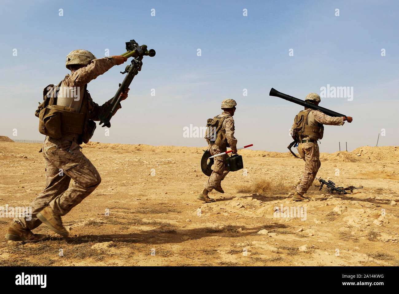 Stati Uniti Marines rush con loro M252 mortaio sistema di armi. Foto Stock