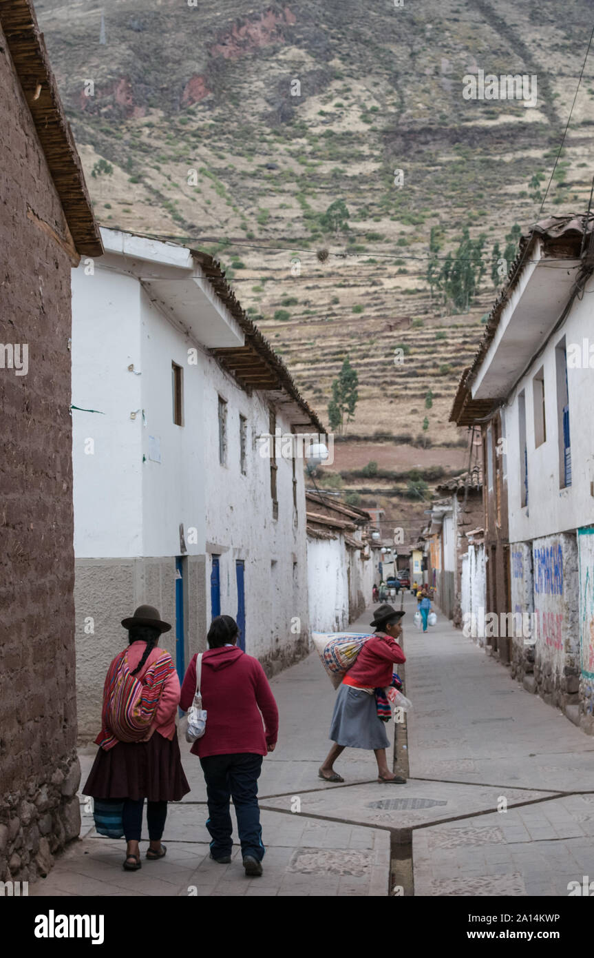 Pisac, Perù - Agosto 12 2011: le strade e la vita quotidiana della città. Foto Stock