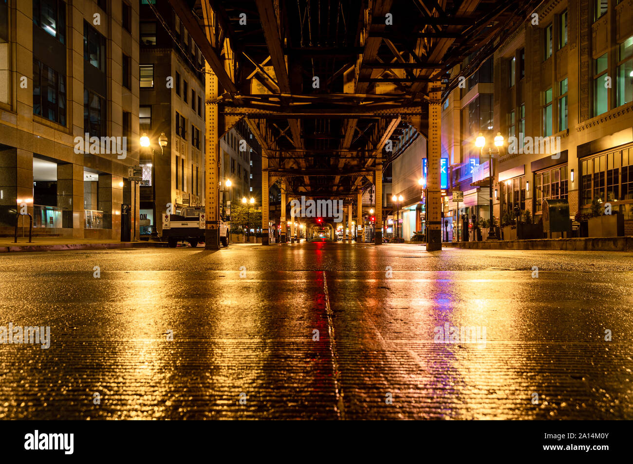 Sotto il treno di elevata le vie a Wells Street in Chicago Loop durante la notte. Foto Stock