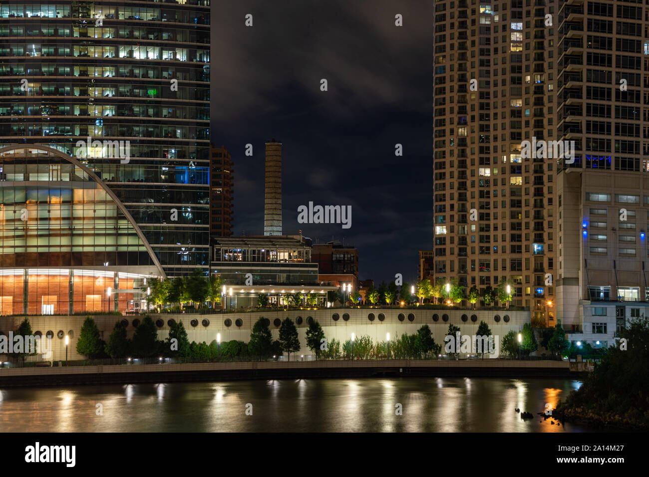 Scena notturna sul Fiume di Chicago e il lungofiume vicino punto di lupo in West Loop Fulton River District. Strade di Illinois. Foto Stock