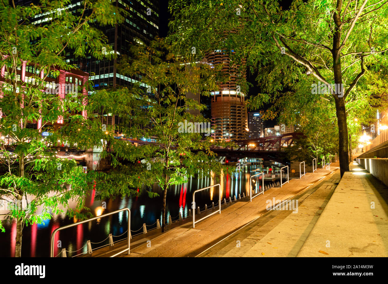 Il Riverwalk a notte nel centro di Chicago, Illinois. Foto Stock
