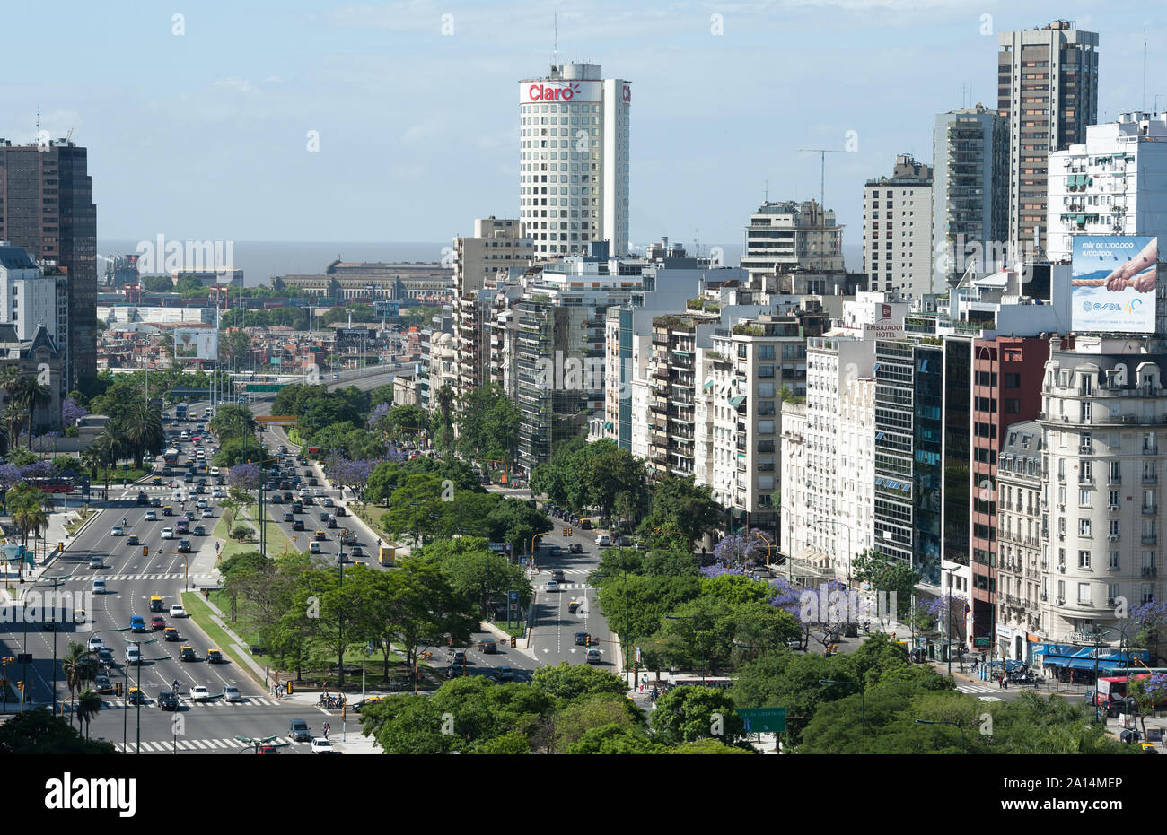 Buenos Aires, Argentina - 14 Novembre 2012: ora di punta e il traffico sul sreets della città di Buenos Aires. Questa foto mostra la downtown e de 9 de Julio Foto Stock