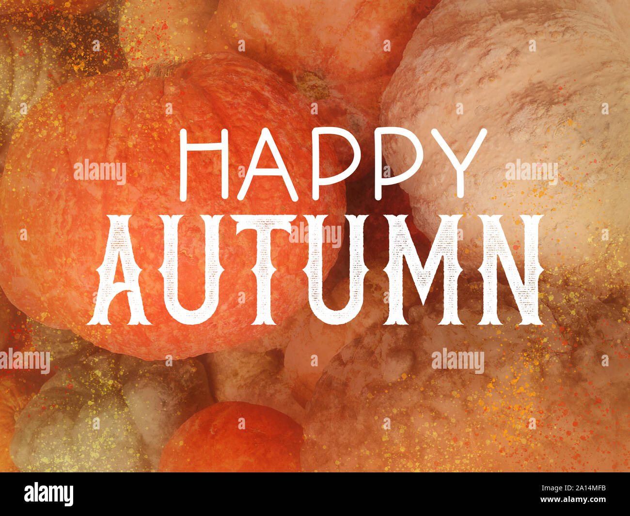 Felice Autunno in bianco tipografia lettere su leggermente sfocati e testurizzato orange zucche e zucche, fall festival o il raccolto autunnale parte ar grafica Foto Stock