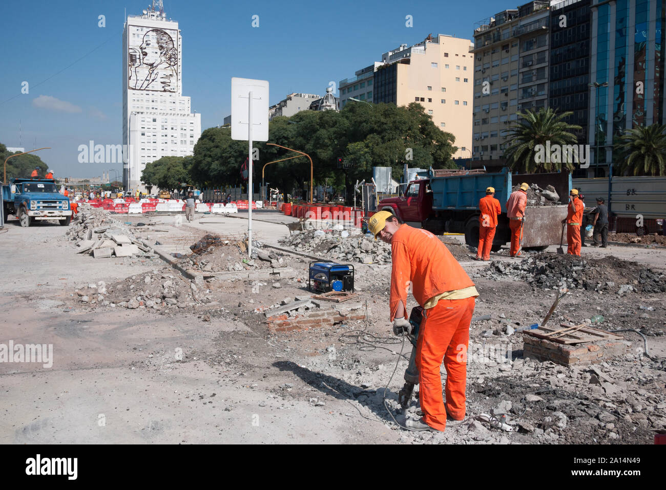 Buenos Aires, Argentina - 16 Aprile 2013: uomini che lavorano per la costruzione di una nuova strada e un sistema metrobus nella città di Buenos Aires Foto Stock