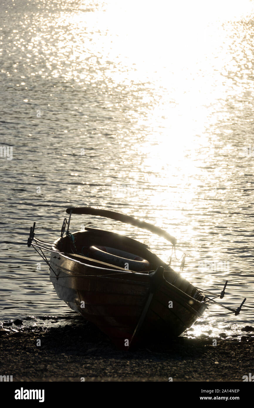 Barca a remi accanto al lago di Windermere a Bowness, Lake District, Cumbria, UKLake District, Cumbria, Regno Unito Foto Stock