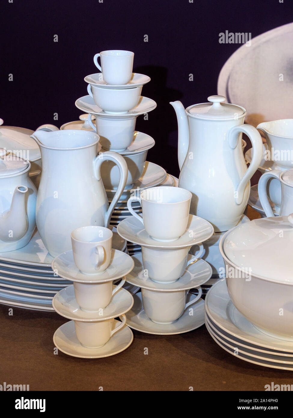 La porcellana di Wilhelm Wagenfeld, esposizione in Fagus fabbrica costruita da Bauhaus archtect Walter Gropius 1911; Alfeld, Bassa Sassonia, Germania, Europa Foto Stock