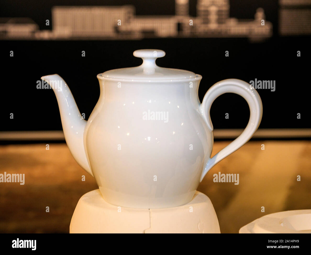 Fürstenberg porcellana, nel museo, Fagus fabbrica costruita da Bauhaus archtect Walter Gropius 1911; Alfeld, Bassa Sassonia, Germania, Europa Foto Stock