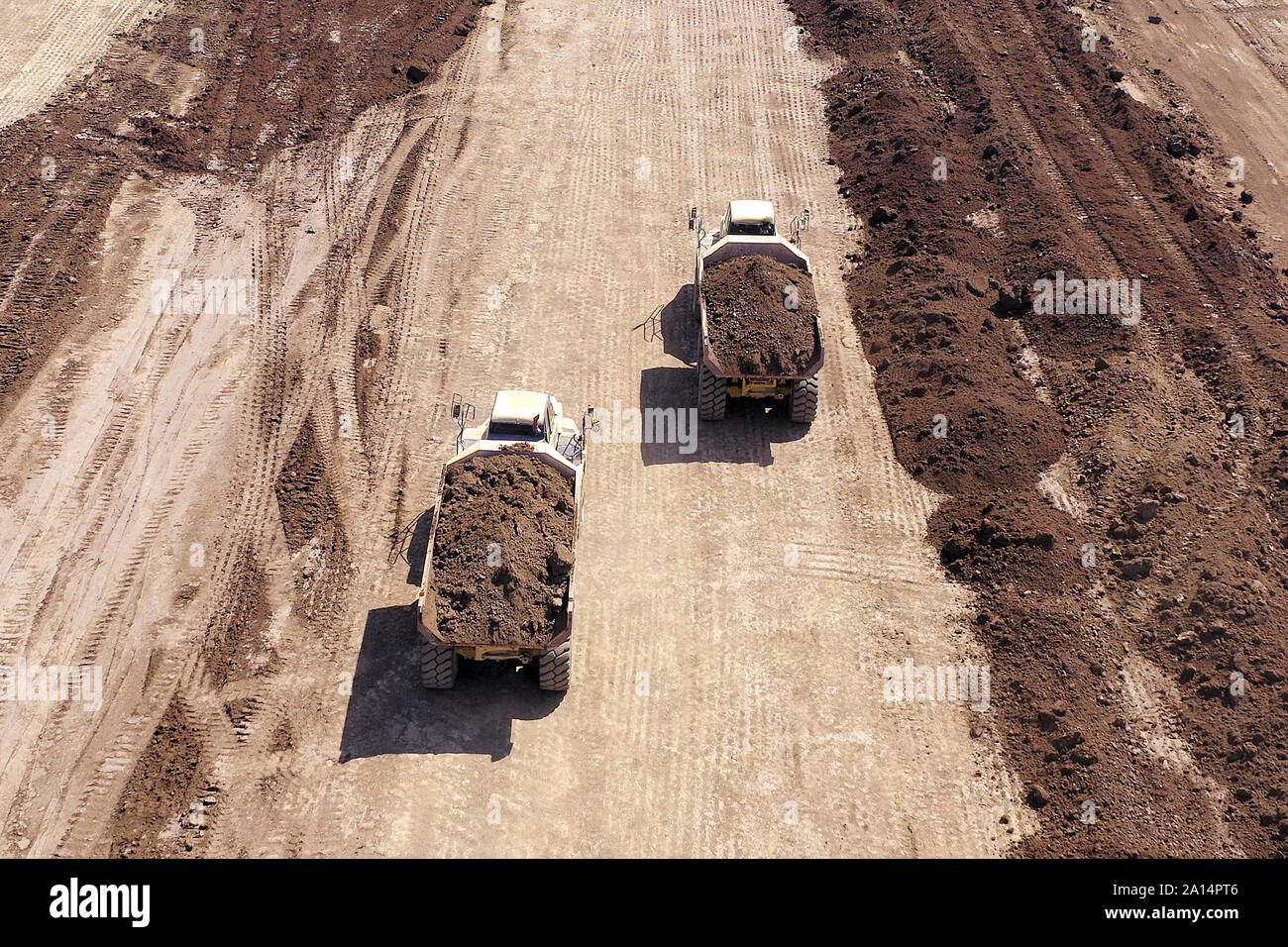 Trasportatore articolato carrello caricato con il terreno in corrispondenza di un settore industriale del sito di sviluppo, di tipo "topdown" immagine aerea. Foto Stock
